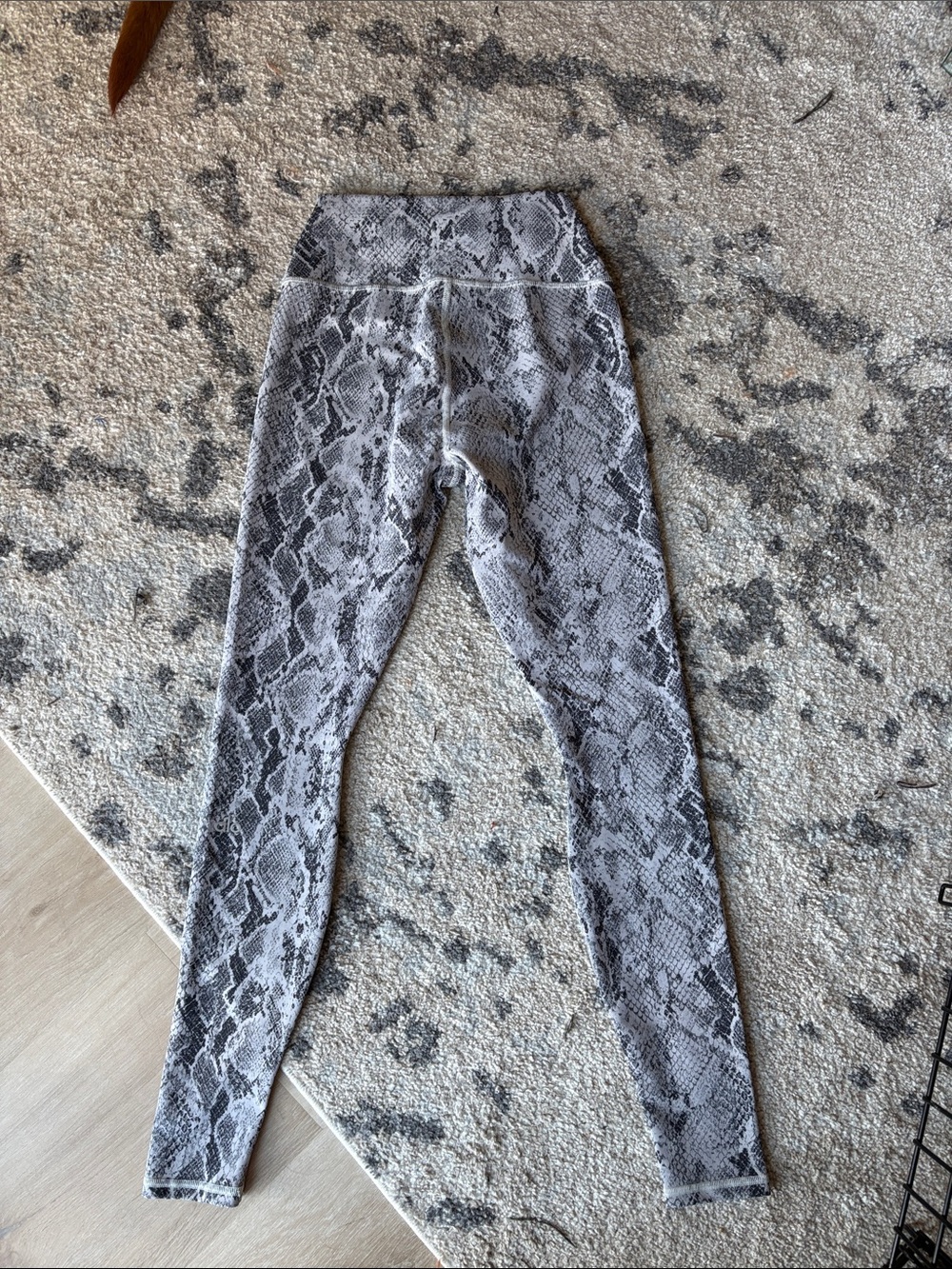 ALO Yoga Gray Snake-Print Stretch Leggings - Picture 3 of 5